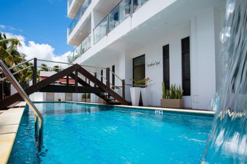 南迪斐济威洛艾洛海滩华美达酒店 的大楼前的游泳池