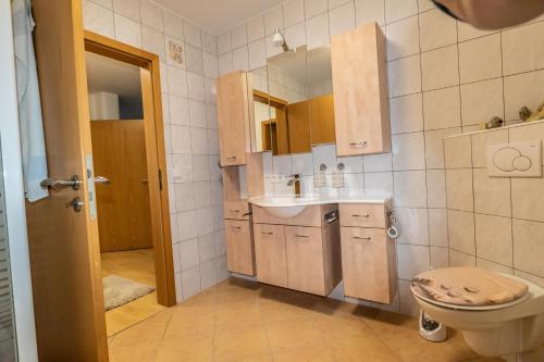 希尔沙伊德Ferienwohnung Ruderich的一间带水槽和卫生间的小浴室