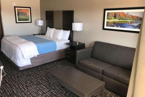 Grove斯顿布洛克旅馆的酒店客房,配有床和沙发