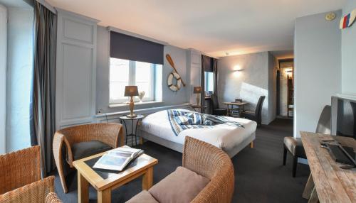 克诺克－海斯特德劳里埃住宅酒店的酒店客房带一张床、一张桌子和椅子