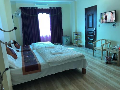 河江Kien Thao Hotel的一间卧室设有一张大床和一个窗户。