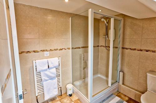 兰迪德诺赛夫顿庭院酒店的带淋浴和卫生间的浴室