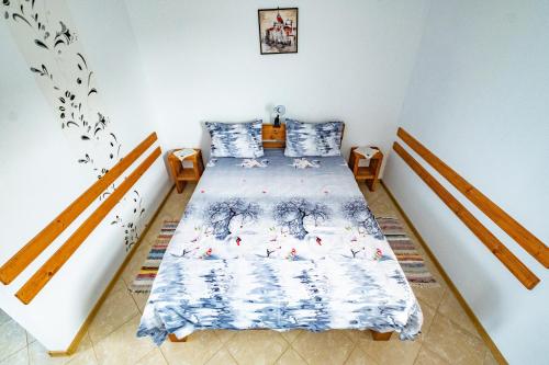 Gorgova格格瓦旅馆的卧室配有一张床