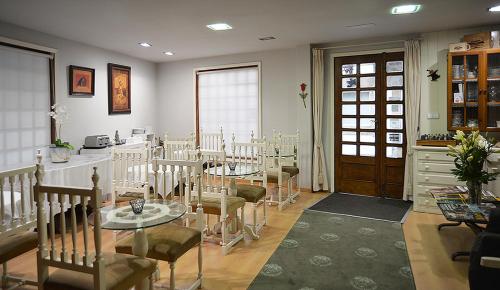 巴约讷特雷斯卡拉贝拉斯酒店的一间会议室,配有桌椅和门