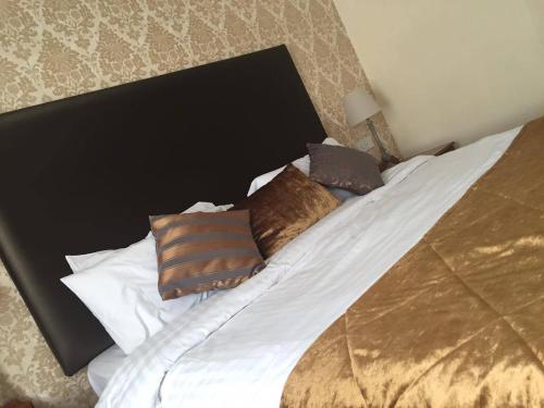 班布里奇The Bannville Hotel的一张配有棕色和白色枕头的床