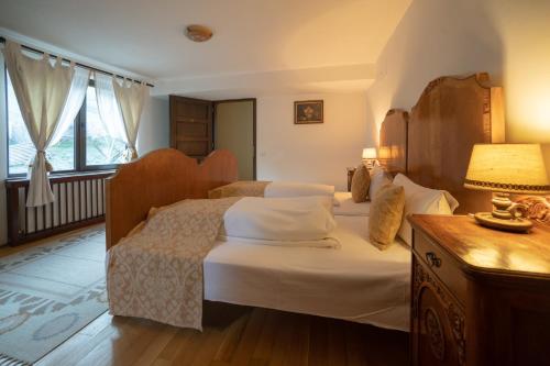 布朗Casa Maria的一间卧室配有两张床和一张带台灯的桌子
