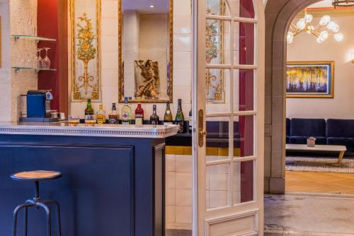 巴黎巴黎法兰西酒店的一间酒吧,内设蓝色柜台和酒吧凳子