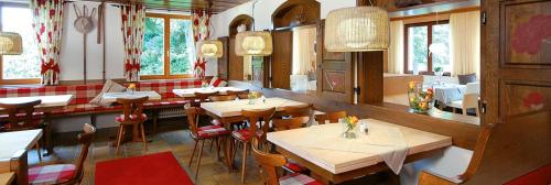 AlthütteGasthof Birkenhof的餐厅内带桌椅的用餐室
