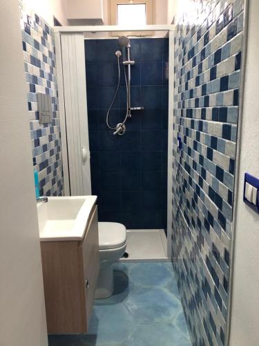 雷阿尔蒙特A due passi dal mare的浴室配有卫生间、盥洗盆和淋浴。