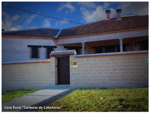 Retuerta de BullaqueCasa Rural Las Canteras de Cabañeros的砖墙和门的房子