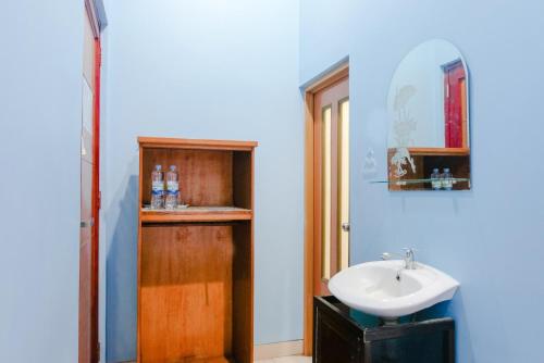 玛琅OYO 778 Guest House Amalia Malang的一间带水槽和镜子的浴室