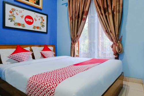 OYO 778 Guest House Amalia Malang客房内的一张或多张床位