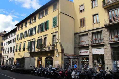 佛罗伦萨Luxury central flat river view的停在大楼前的一组摩托车