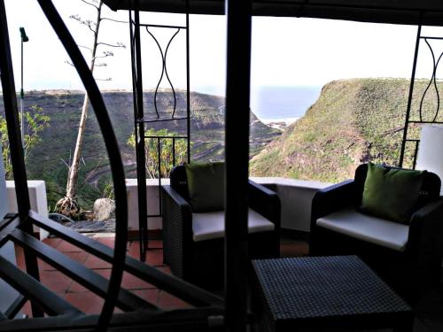 摩亚Casa Azuaje的山景客房 - 带椅子