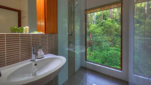 蒙特维尔蒙特维尔海景别墅木屋的一间带水槽和大窗户的浴室