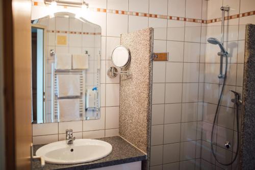 阔勒斯赫拉格拉姆霍夫运动膳食旅馆的一间带水槽和淋浴的浴室