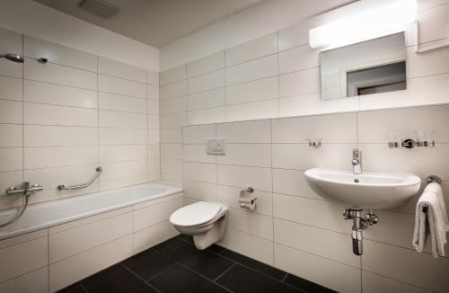 洛迦诺瑞斯腾斯德兰杰洛酒店的白色的浴室设有水槽和卫生间。