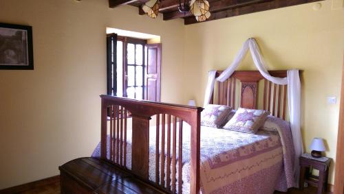 蓬特维耶斯戈Entre Puentes的一间卧室配有一张婴儿床