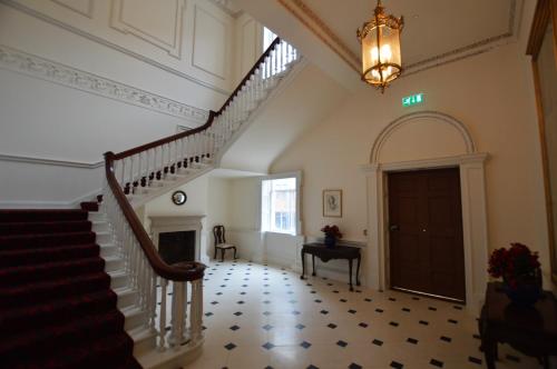 都柏林Henrietta Suites City Centre的走廊上设有楼梯和楼梯