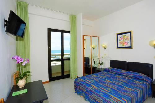 罗迪-加尔加尼科Hotel Borgo Marina的一间卧室配有一张床,享有海景