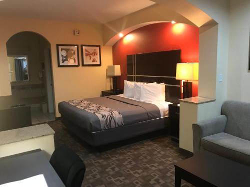 Regency Inn & Suites - Baytown客房内的一张或多张床位