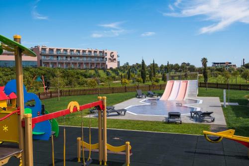 拉戈斯拉各斯维拉港风酒店的公园里一个带滑梯的游乐场