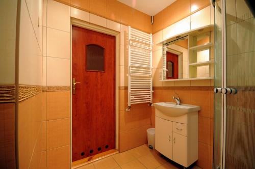 达洛科Apartament z Widokiem na Morze的一间带红色门和水槽的浴室