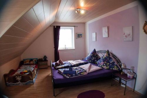 FinningenFerienwohnung Finningen的客厅配有紫色沙发和窗户