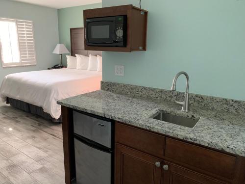 代托纳海滩Atlantic Shores Motel的带水槽的厨房和1间带1张床的卧室