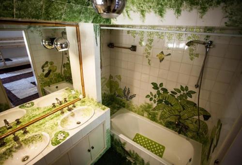 卡帕里卡海岸Lisbon Surf Villa的浴室设有2个水槽、浴缸和镜子