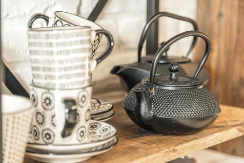 包内伊B&B I Cinque Mori的茶壶和搅拌机的桌子