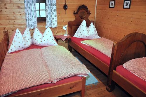 穆劳Chalet "Knusperhäuschen"的小木屋内带两张床的房间
