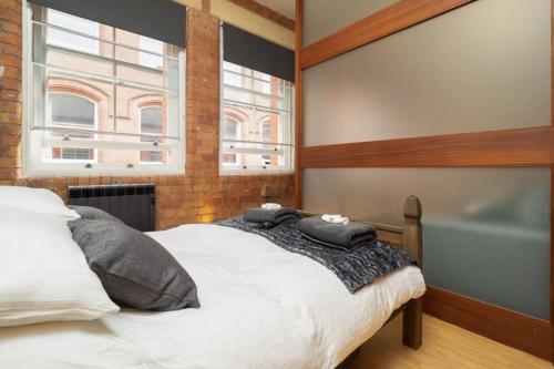 诺丁汉Stylish and comfortable Lace Market Studio Apartment的一间卧室配有一张床和浴缸