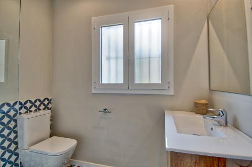 雅弗郎其Llafranc Centre, Totally Refurbished的一间带卫生间、水槽和窗户的浴室