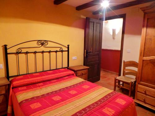 布伦切尔Alojamiento Rural Marina的一间卧室,卧室内配有一张床和一把椅子