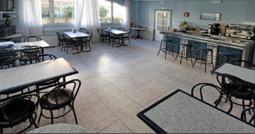 安普埃罗Pension Rocio的一间带桌椅的用餐室和一间厨房