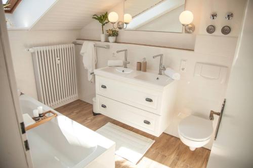 蒂蒂湖-新城Apartment JoniFee am Titisee的浴室配有白色水槽和卫生间。