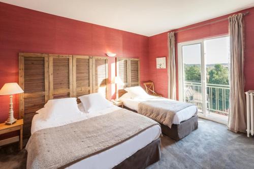 Manslehôtel restaurant Beau-rivage的酒店客房设有两张床和大窗户。