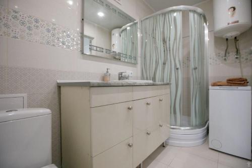 克洛佩夫尼茨基Apartments on Preobrazhenskaya的一间带水槽、淋浴和卫生间的浴室