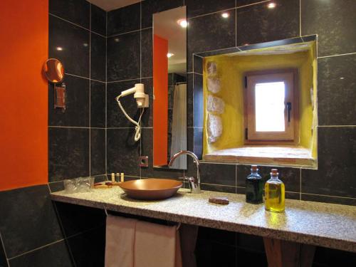 卡拉塔尼亚索尔卡拉塔尼亚索尔卡萨德尔库拉酒店的一间带水槽和镜子的浴室