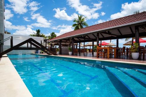 南迪斐济威洛艾洛海滩华美达酒店 的度假村的游泳池,带凉亭