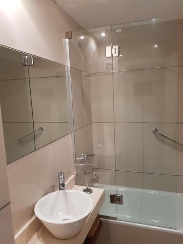 耶尔瓦布埃纳Elegante departamento 2D的一间带水槽和玻璃淋浴的浴室