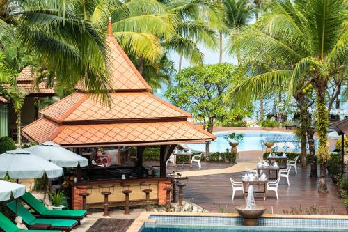 蔻立考拉克海湾度假酒店的享有带游泳池和酒吧的度假村景致