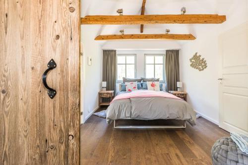 奥斯特巴德里克Traumhafte Wohnung mit Sauna - 100m vom Strand的一间卧室设有一张床和木墙