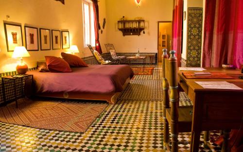 非斯里亚德艾巴特酒店的一间卧室设有一张床和一间客厅。