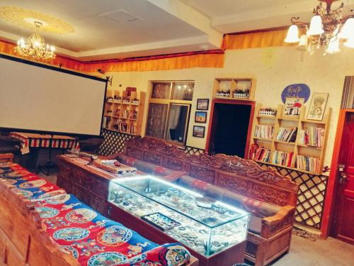 拉萨格桑花香香氛酒店的一间房间,配有投影屏幕和沙发