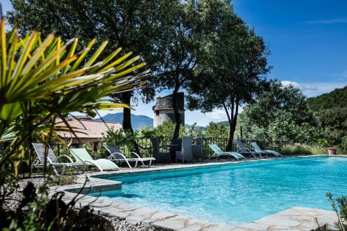 Colombières奥伯河畔的科伦比埃尔城堡酒店的毗邻度假酒店的带躺椅的游泳池