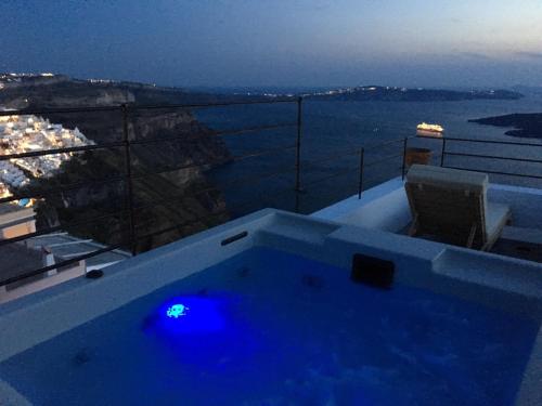 费拉Amelot Art Suites的海景阳台上的热水浴池