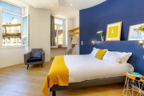 马赛布里德耶 - 老港公寓的一间卧室设有一张大床和蓝色的墙壁
