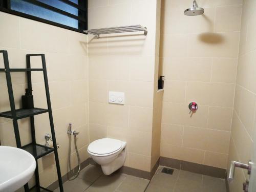 塞贝维Tamarind Suites by Elite Stay的一间带卫生间和水槽的浴室